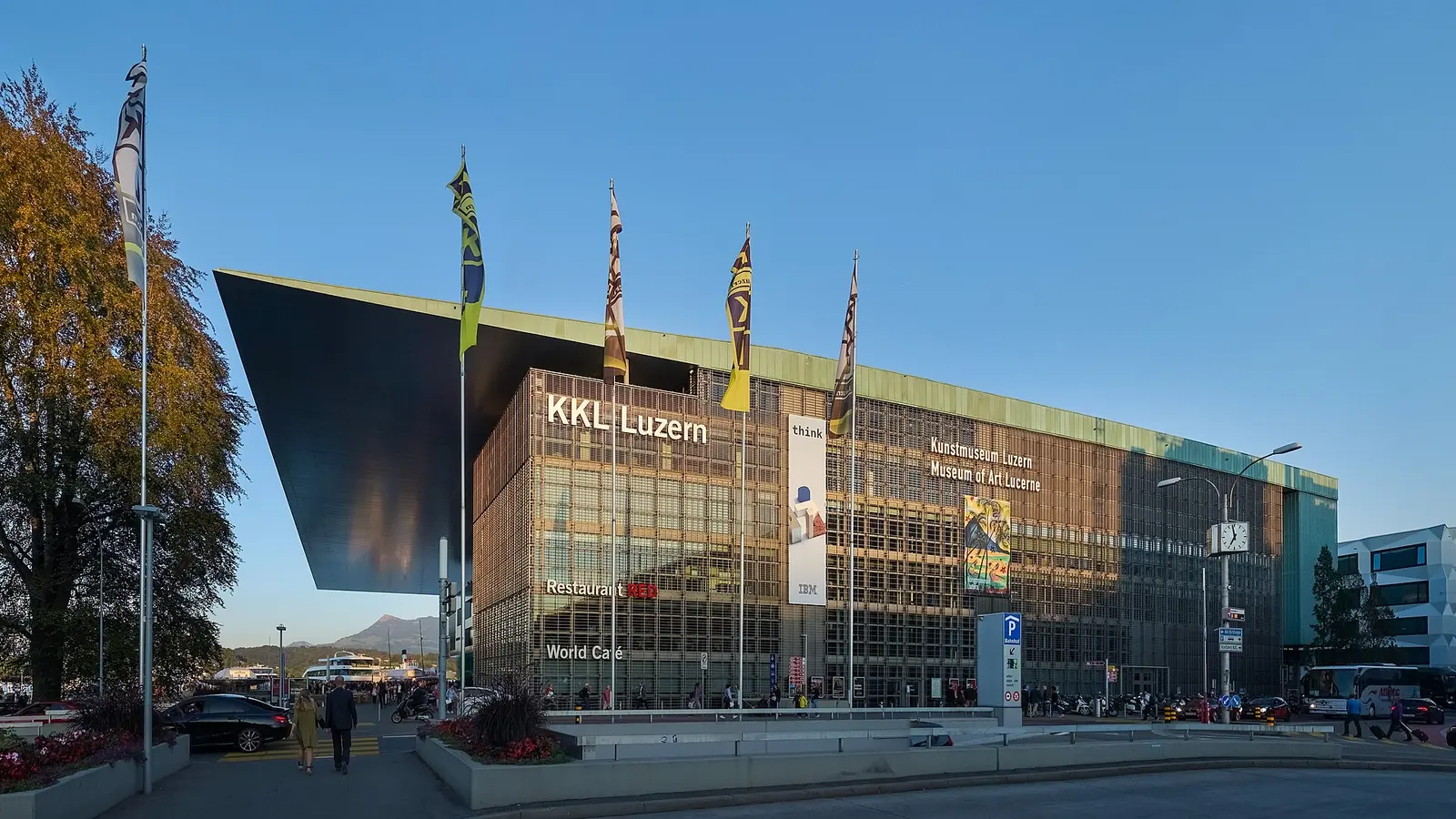 The KKL culture and congress centre with its long roof beside Lake Lucerne