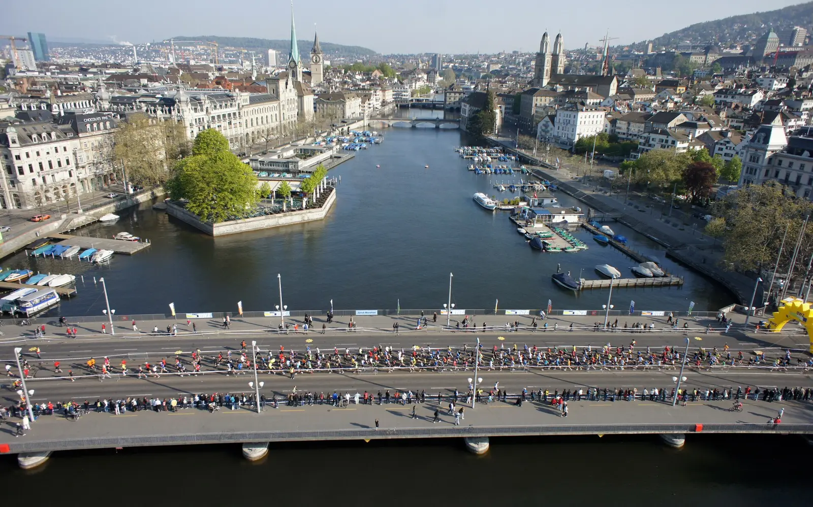 Thousands of marathon runners crossing the Quaibrücke at Bellevue in Zurich